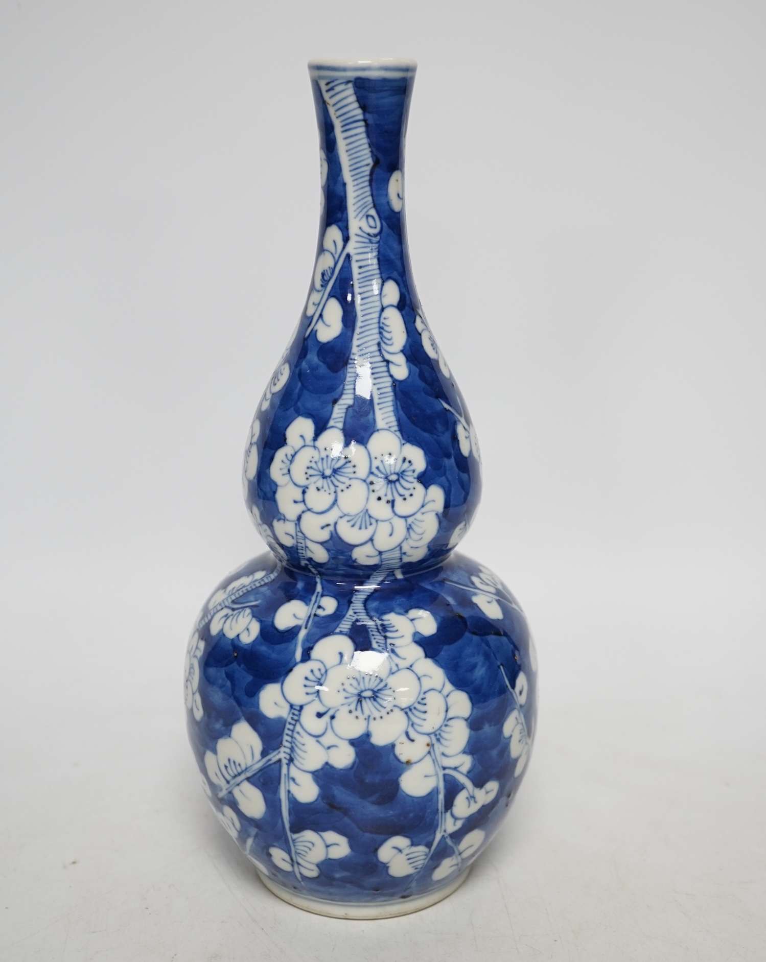 An early 20th century Chinese blue and white double gourd vase, 25cm high